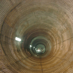 Tunnel reinforced with welded wire mesh