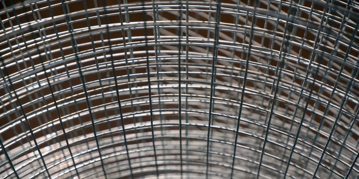 Reinforced concrete structures with wire mesh